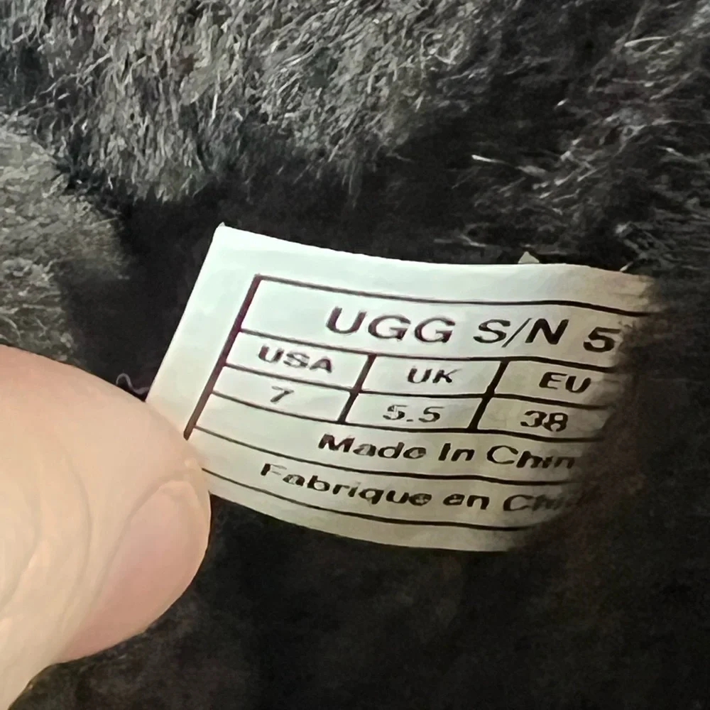 UGG Australia Bailey Button Boots Women’s 7 Brown Sheepskin Fur Lined Winter